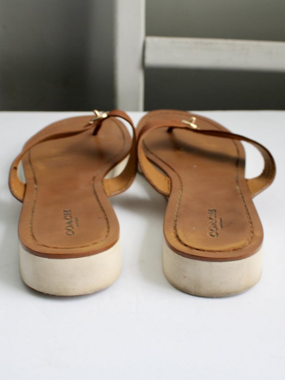 Coach Women's Shelly Leather Tan Gold Turn Lock Accent Thong Flip Flops Size 9 - Picture 8 of 12